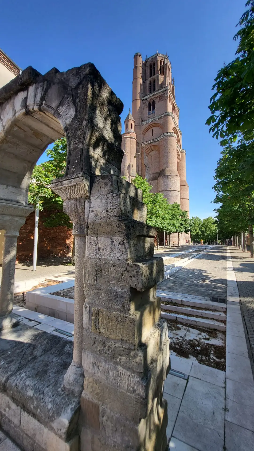 cathedrale d'albi vu d'un angle que l'on n'a pas l'habitude de la voir